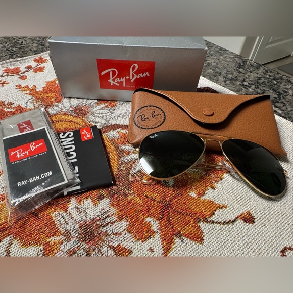 Ray-Ban Gold Aviator Sunglasses with Brown Case - Picture 1 of 4